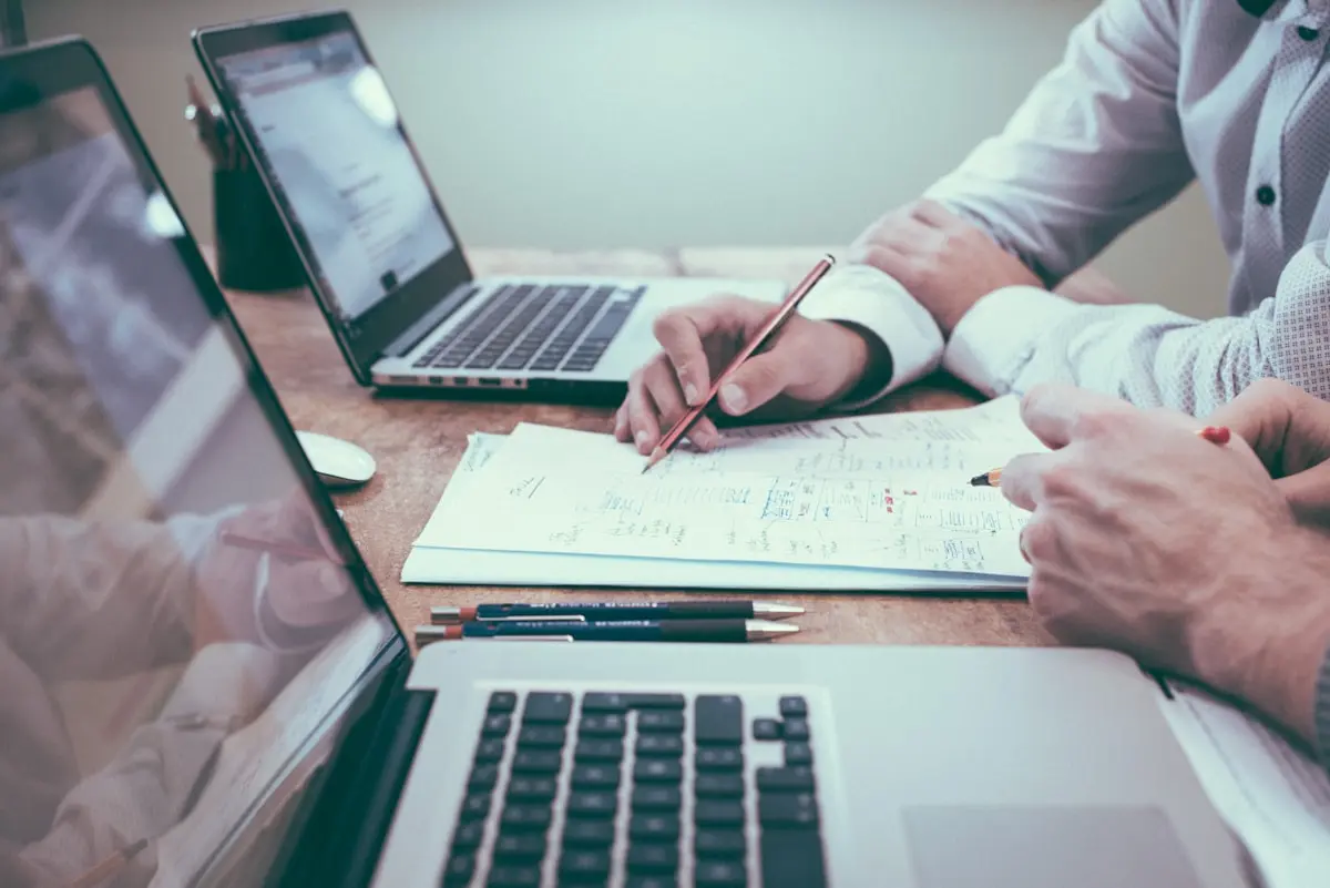 O Fim do Caos em Consultoras: 10 Ferramentas SaaS vs 1 ERP à Medida
