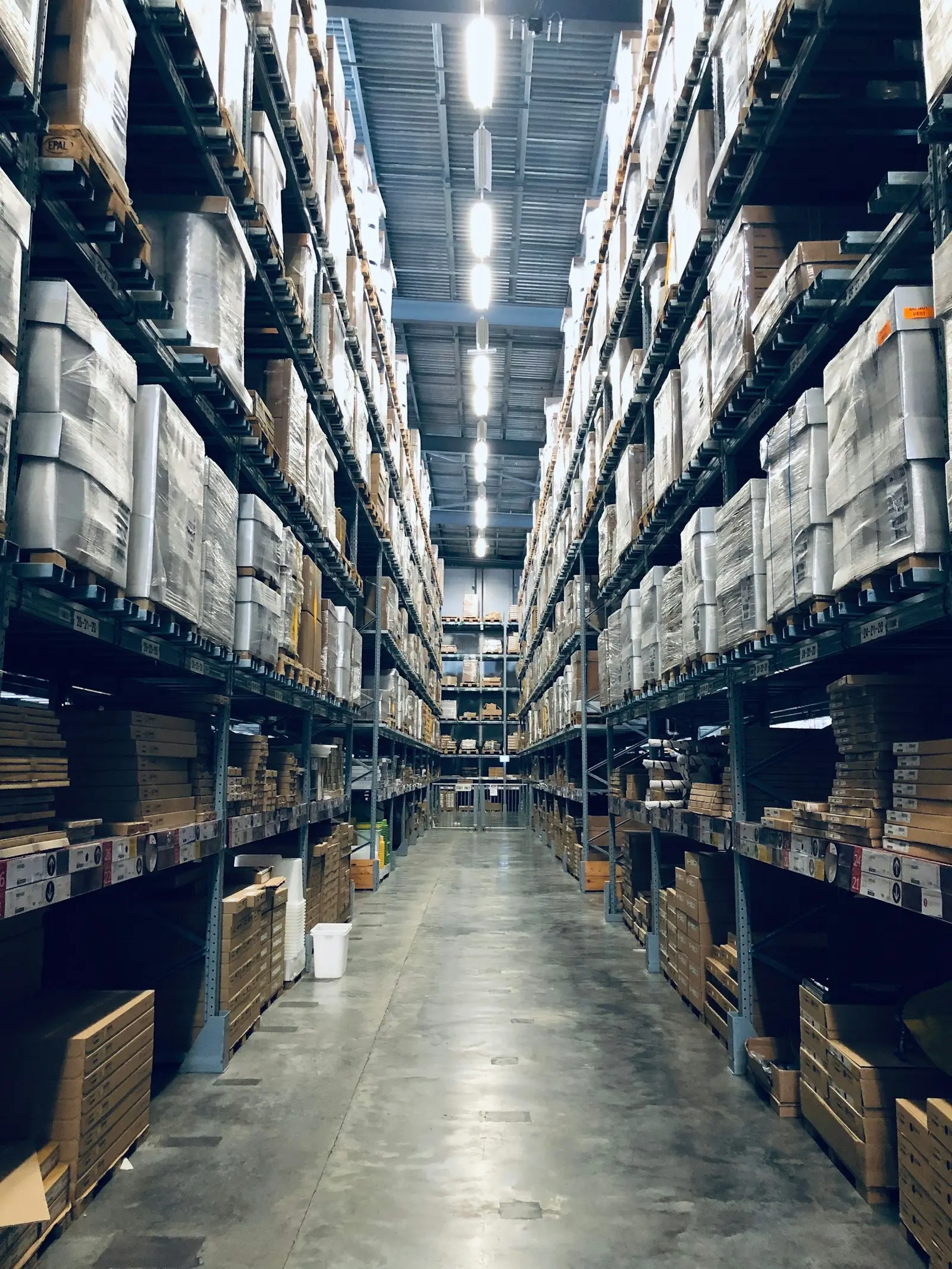 Gestão de Inventário Zero-Touch: Como um WMS à Medida e IA Reduzem Quebras de Stock